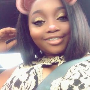 Meet your Posher, Deedee